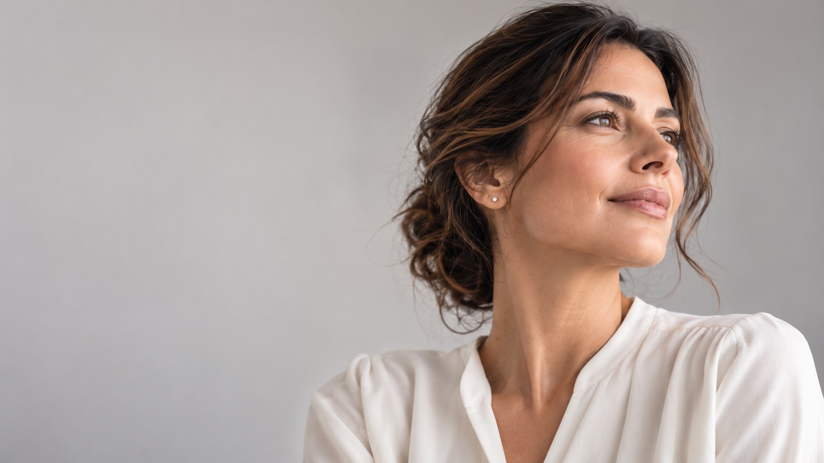 Mujer adulta en una escena editorial de bienestar y confianza