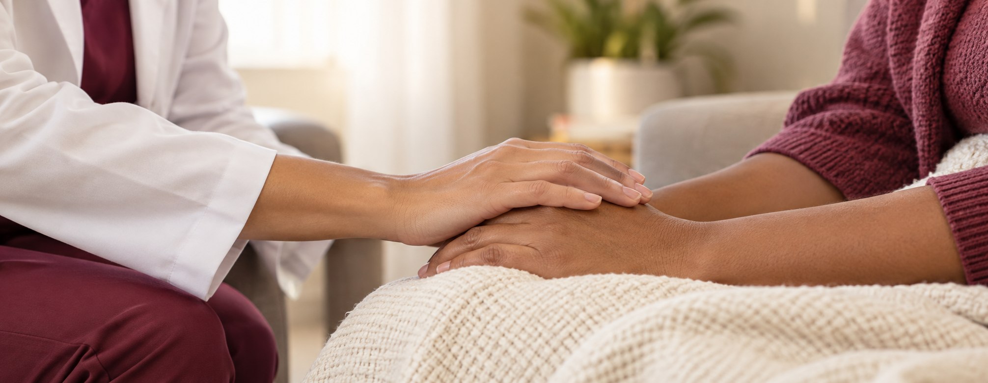 Manos de una profesional de salud acompañando a una paciente